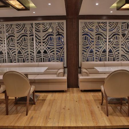 Hotel K P Pride Jalgaon Buitenkant foto