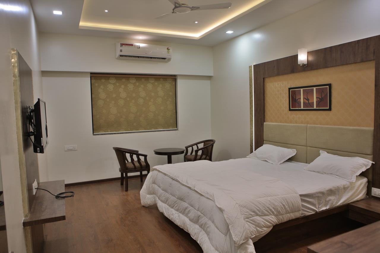Hotel K P Pride Jalgaon Buitenkant foto