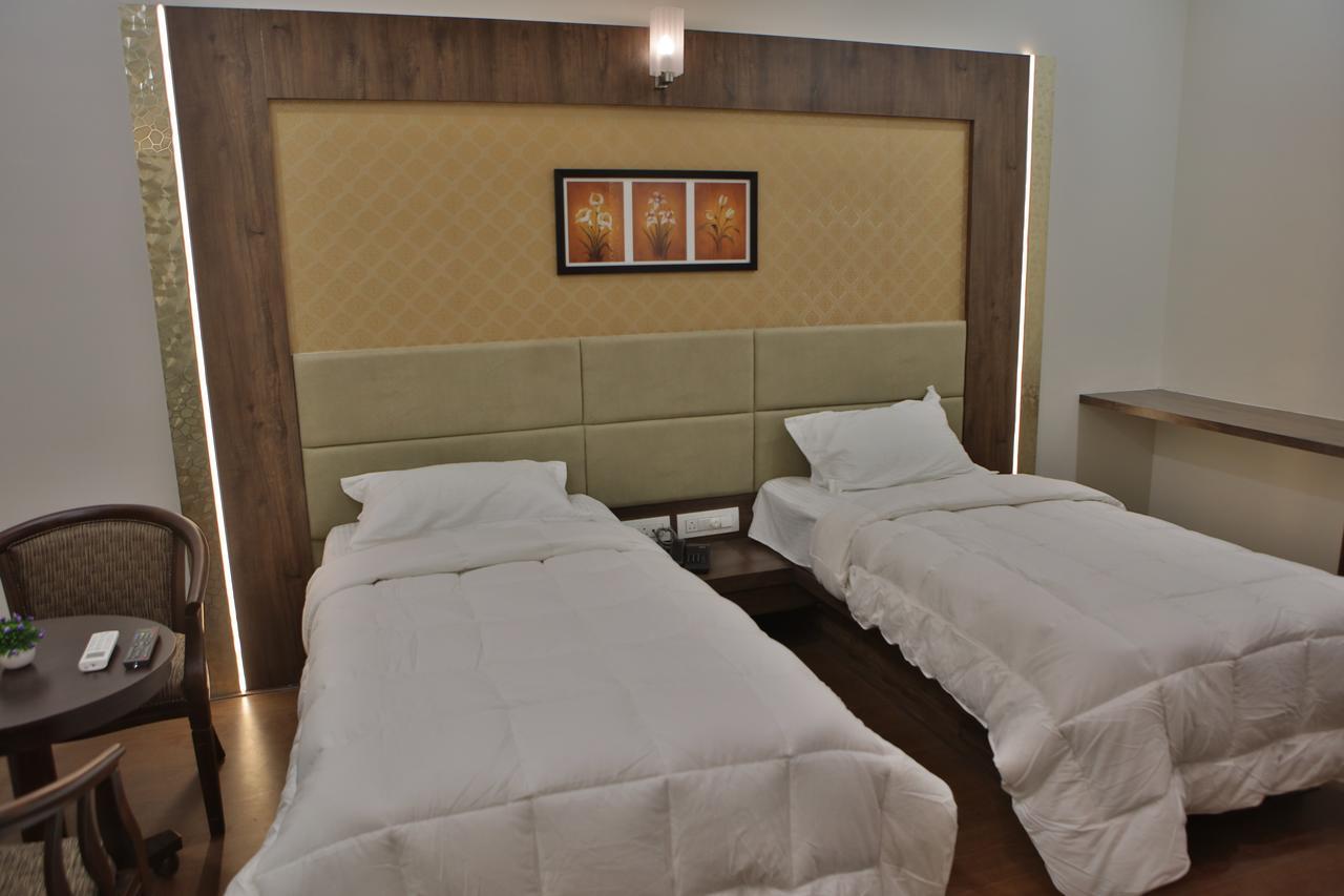 Hotel K P Pride Jalgaon Buitenkant foto
